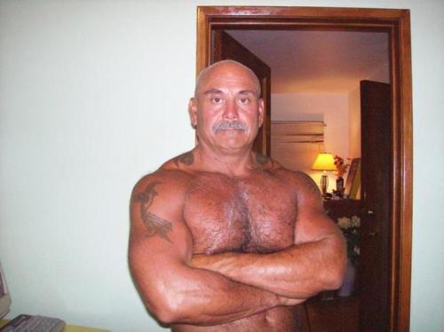 nippig:  http://nippig.tumblr.com/archive  Hot muscle DILF