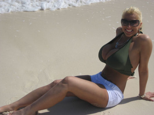 swerve2thecurve:  dplusbabes:  Taylor Stevens’s got a big smile       (via TumbleOn)