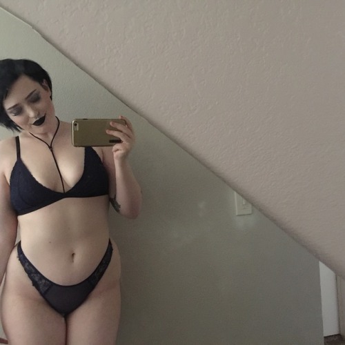 littleblackfoxx:My roommate broke a mirror while carrying it up the stairs and it’s just sitting in the hallway now so of course I took photos in it lol
