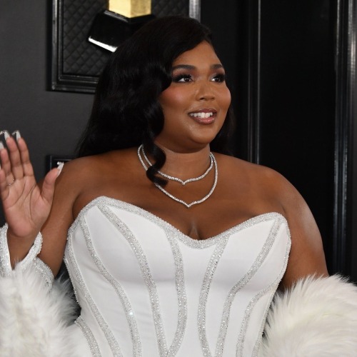 Sex coutureicons:lizzo wearing versace at the pictures