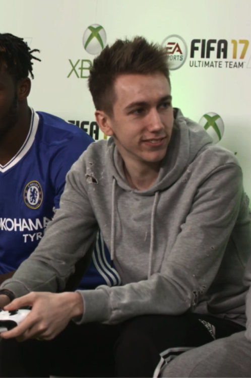 dtfminiminter: big fan of simon in grey