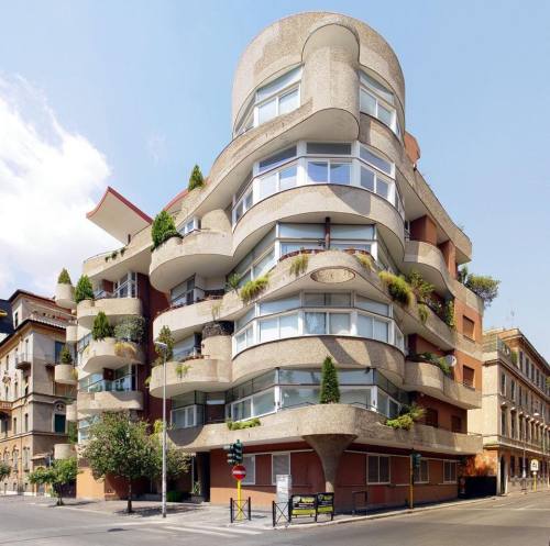 jeroenapers:  Een palazzo op de Via Bruxelles   in Rome, het betreft een appartementencomplex