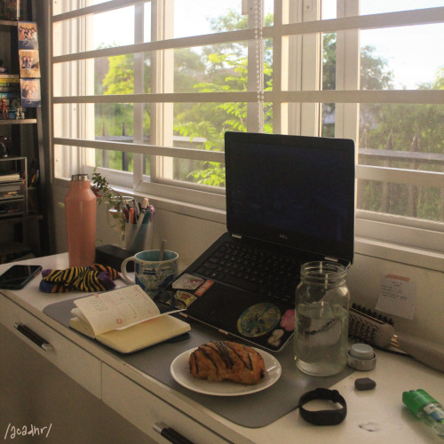 acadhr:05.10.20 || desk lil messy but look!! pain au chocolat !!! (i only ate half of it bc i was 