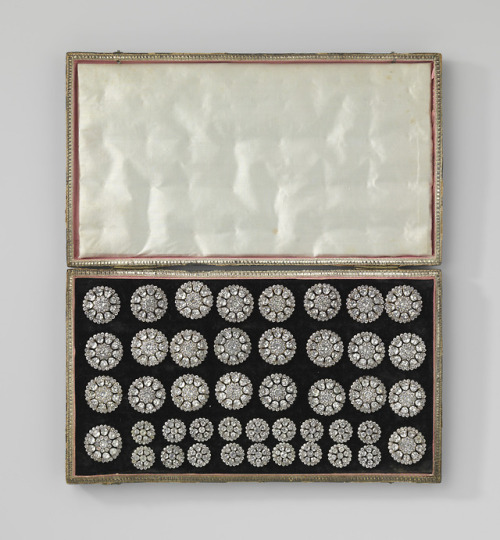 lesmiserablesfashions:Button set c. 1810-29 [x]