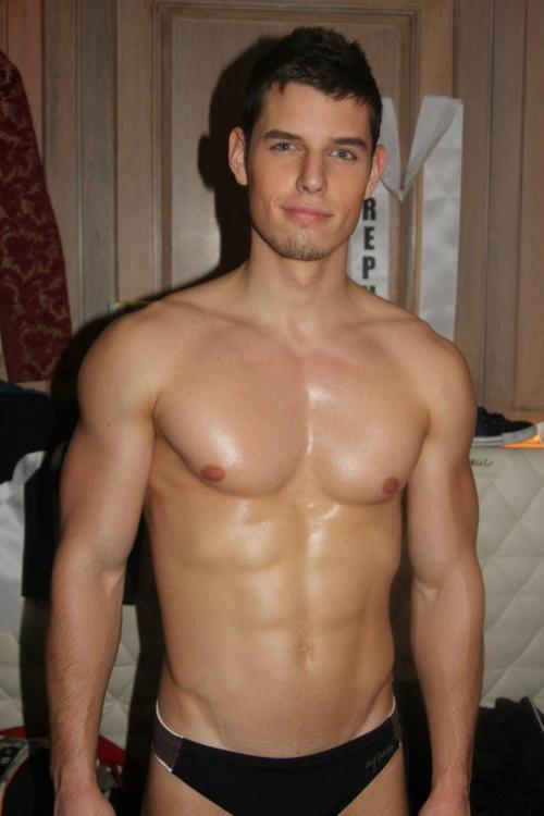 briefsgalore:  Every day new hot guys showing off their body in briefs or speedos!