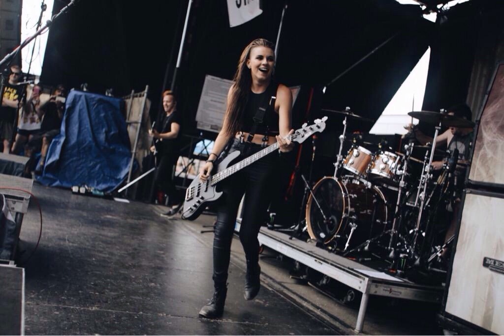 lynnpvris:  @entertheseventh: @LYNNGVNN kicked out @jwrath for a song during @blessthefall’s
