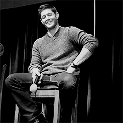 poorbeautifuldean:  jensen and the mic flip 