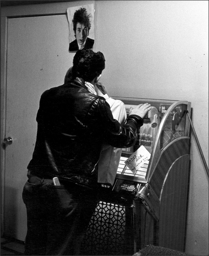 1950sunlimited:  Couple Kissing in front of Jukebox, 1966 Photo: William Gale Gedney