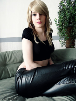 lauratgirl:  Casual Leather !Fetlife : https://fetlife.com/users/3316555