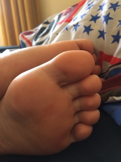 ellessexyfeet:Pillow feets when I’m watching the footie
