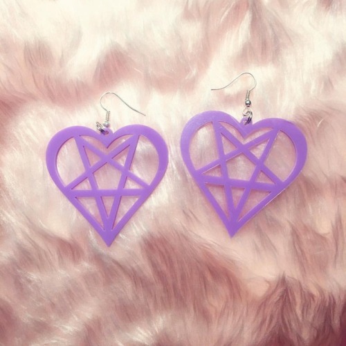 ⭐️ MAGICAL BABE EARRINGS ⭐️ Our laser-cut acrylic heart pentagram earrings are available in silver, 