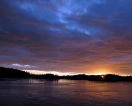 jeffwillhelm:I know that being a modern serious photographer means your art has an edge.  From 
