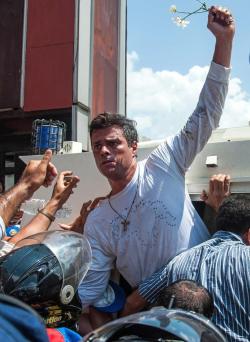 realidad-retorcida:   Leopoldo  López, venezolano opositor al gobierno de Nicolás Maduro, entregándose  ante la orden de arresto durante una marcha en Caracas el 18 de febrero  2014.
