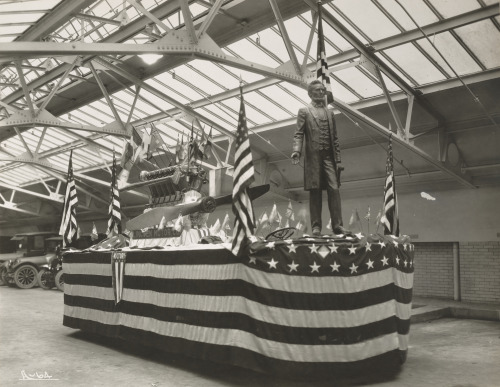 Float designed for Victory parade in Detroit, Thanksgiving Day, Lincoln Motor Co., 1918