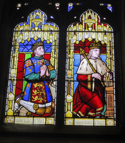 mistwhispers:Richard, Duke of York on the left and his eldest son King Edward IV on the right.Staing