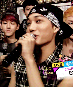  Jongin’s hand gestures as he talks. 