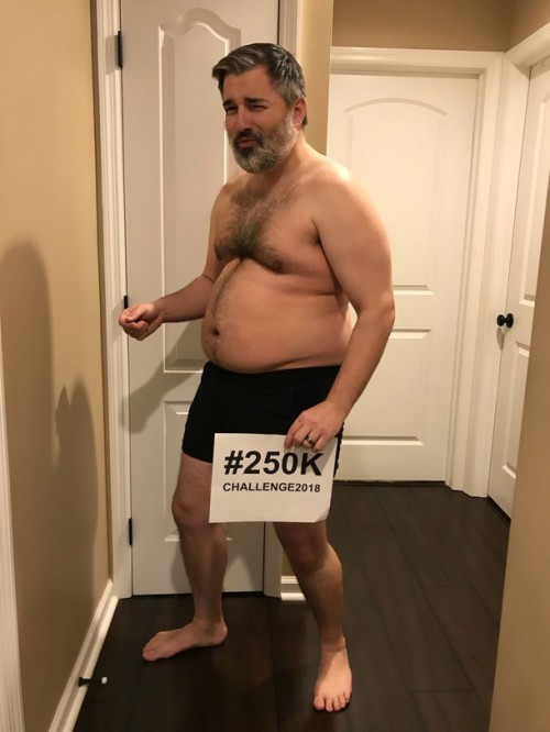 doorkar: allthatflab: 4 years, 4 kids and 45lbs later,  daddy got thiccc  What a hunk!  