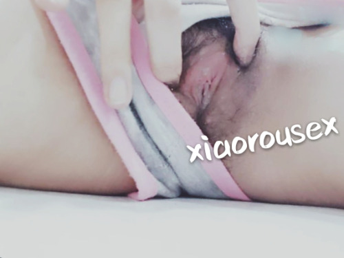 xiaorousex: 淫蕩的身體不自覺地想要被幹了，打開小穴迎接棒棒插入。 各位湯友看到騷柔被別的男人幹著，是不是心裡也想要啊？