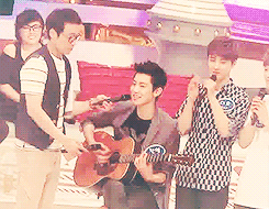 happyvirus-deactivated20160703:  chanyeol playing guitar @ 1000 songs challenge 