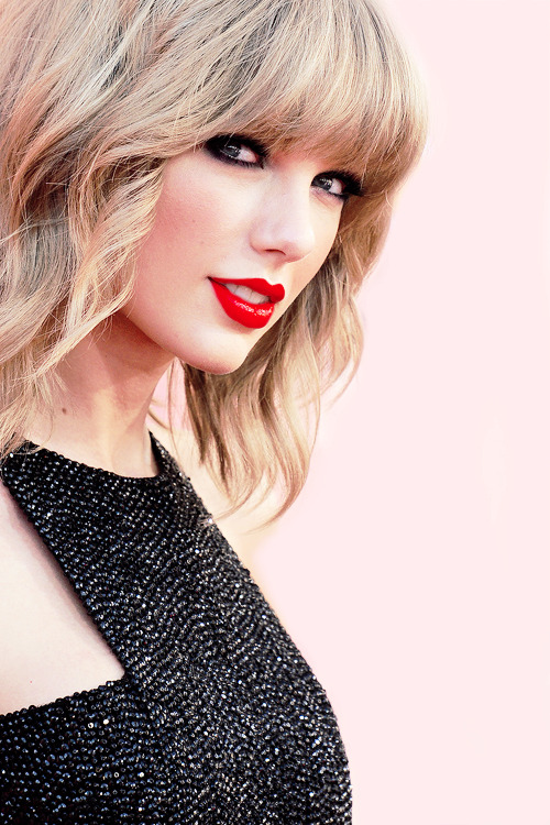 frickyeahswift-deactivated20160: Taylor attending the 2015 iHeartRadio music awards