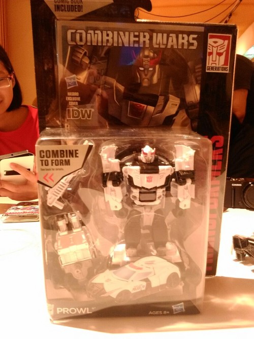 Hasbro borrowed CW Prowl for exhibition on Taiwan TFND forum gathering. goingloco look! 