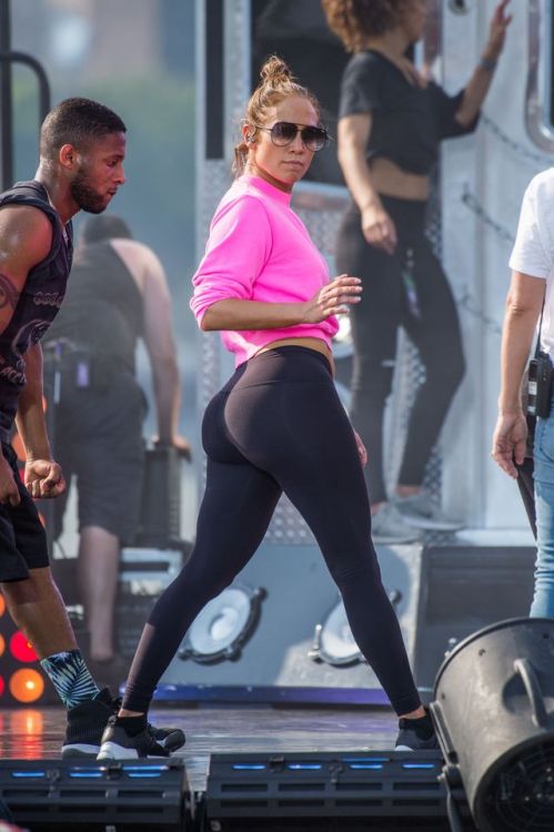 yogapantlouv:  Jennifer Lopez - still got it!