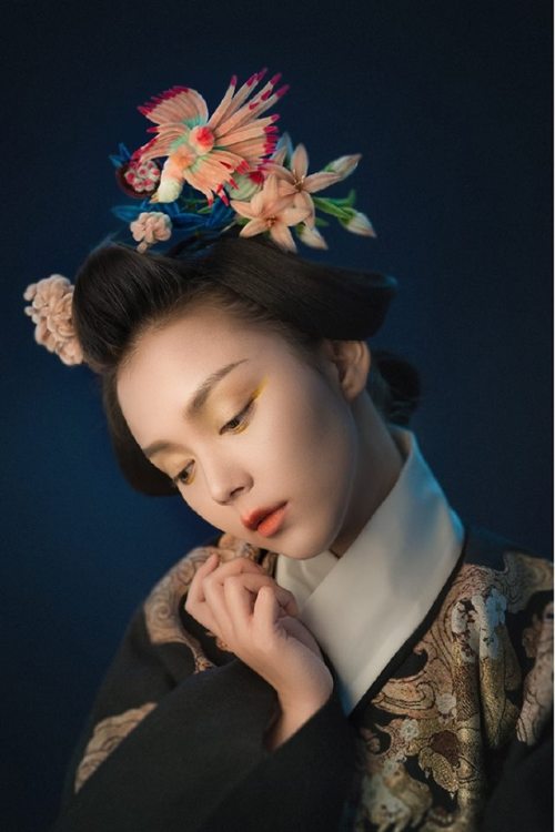 ziseviolet:Traditional Chinese hanfu and hair ornaments called “ronghua” (velvet fl