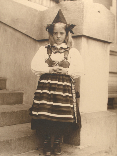 Ellis IslandImmigrants: Girl from Rättvik, Province of Dalarna, Swedenca. 1905–14Photographer: Augus