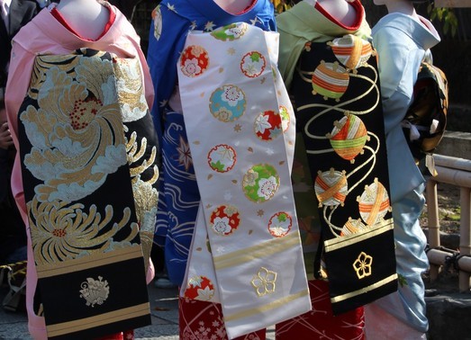 geisha-kai:  Autumn pattern of obi worn by maiko Masaki, Satsuki and Mamemaru - black
