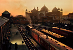 flashofgod:Steve McCurry, Agra Fort Railway station, India, 1983.
