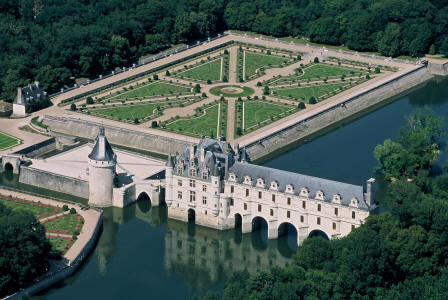 alie-series:  “Le château de Chenonceau&ldquo; is the castle where Catherine