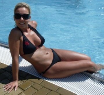 softcoreking:  Selfshots of Hot teen babe relaxing at the swimming pool