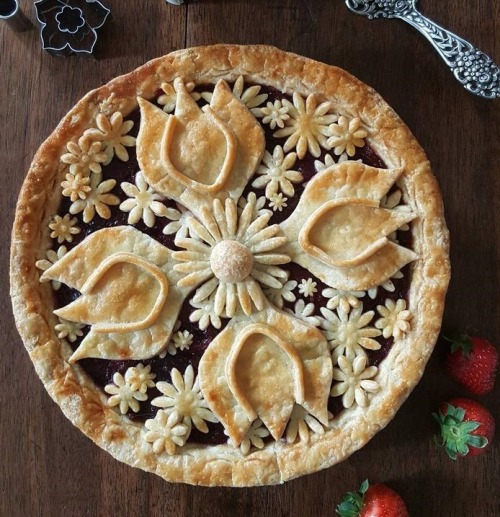 romantic-musings:pretty pies#art #pies #パイ #sweetsすごい。