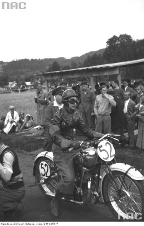 anyskin:Polish Lady bike riders and racers. 1930s