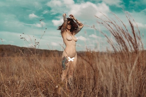 Find yourself free in nature @witchfyynder . . @jutemagazine #treatsmagazine #wxart #nakidinspo @hun