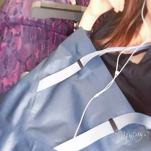renqisaofu: 看多了小骚货的啪啪，今天发几张穿衣服的吧，小骚货的格言，不是去约炮，就是去约炮的路上！ 豪爽！