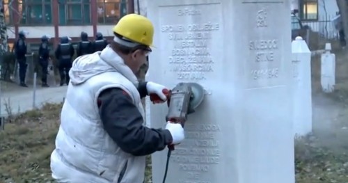  Bosnian Serb authorities backed by police officials have removed the word “genocide” from a memorial plaque erected in the eastern Bosnian town of Visegrad for the Bosniaks killed during the 1992-1995 war. The mayor of Visegrad, Slavisa Miskovic,