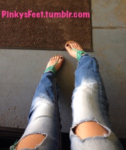 Pinkysfeet:  Out Of The Car. Dirty Feet.