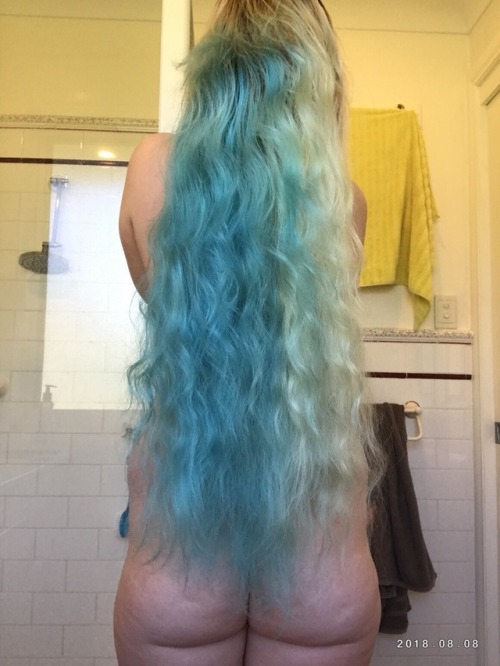 stuffblueberrylikes:  My hair is getting looooooong