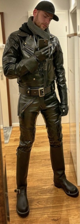 leathergearguy:The Langlitzguy to dream of. A leathergod in perfect proportions ★★★★★Hot!!