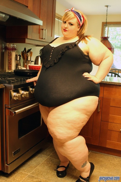 biggirllover15:gutlover1:Look at the size of her compared to the stove!  Wow!  I hope she keeps gain