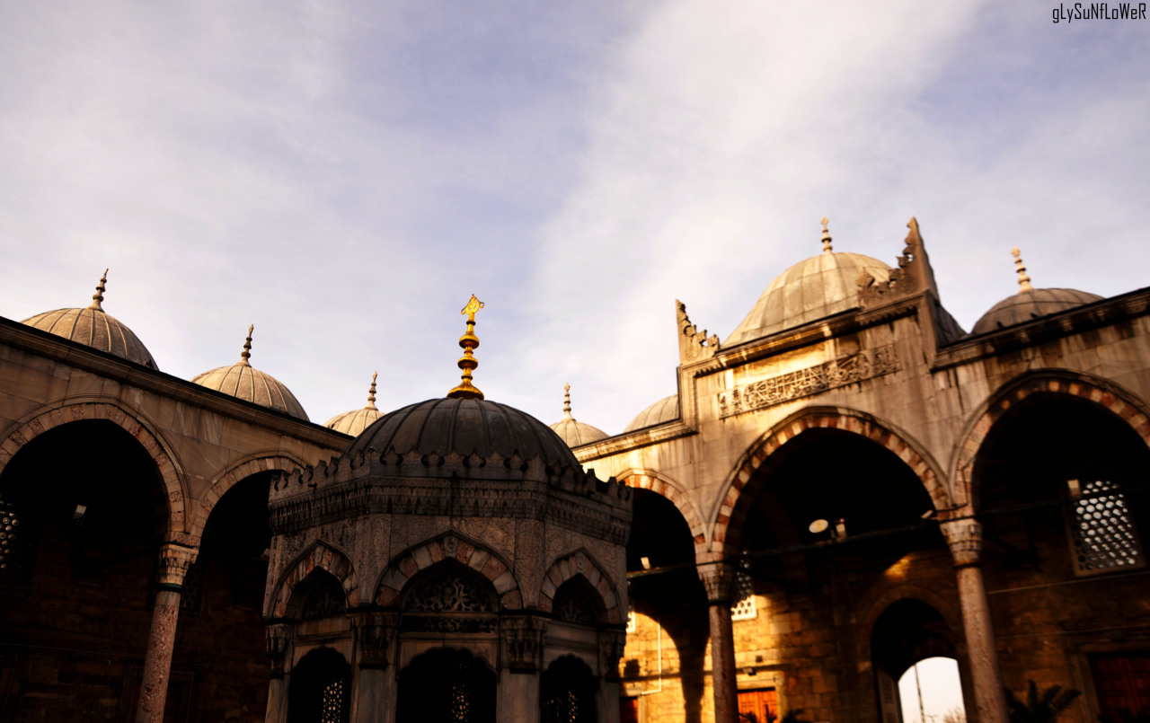 ﷲ Eмinöηü Yeηi Cαмi ﷲ
(Eminönü Yeni Cami) The New Mosque (1597) is an Ottoman imperial mosque located in the Eminönü district of Istanbul, Turkey. It is situated on the Golden Horn at the southern end of the Galata Bridge. It is one of the best-known...