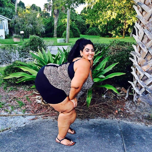 xoxoxomona69:  😂😂😂 I call this my ratchet pose pretty much all I see on