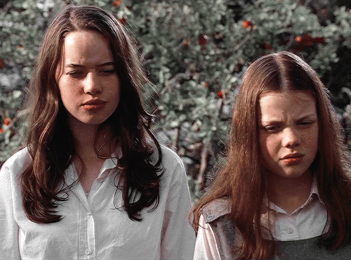 SUSAN AND LUCY PEVENSIE THE CHRONICLES OF NARNIA: PRINCE CASPIAN (2008)