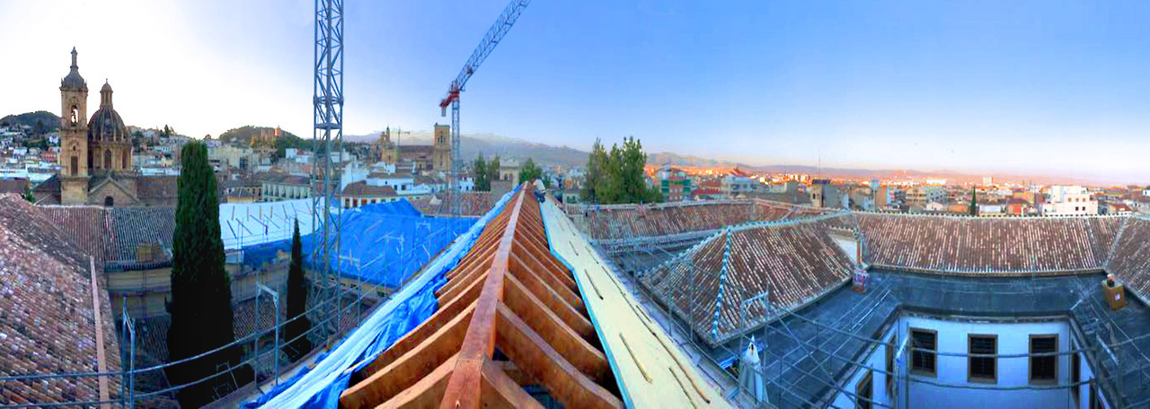 Reconstrucción de cubiertas en Granada
Rehabilitación de estructuras de madera para cubiertas del claustro de la Facultad de Derecho de Granada.
Estructuras y cerchas en madera laminada GL 24 h con aislamiento mediante panel sandwich acabado en teja...