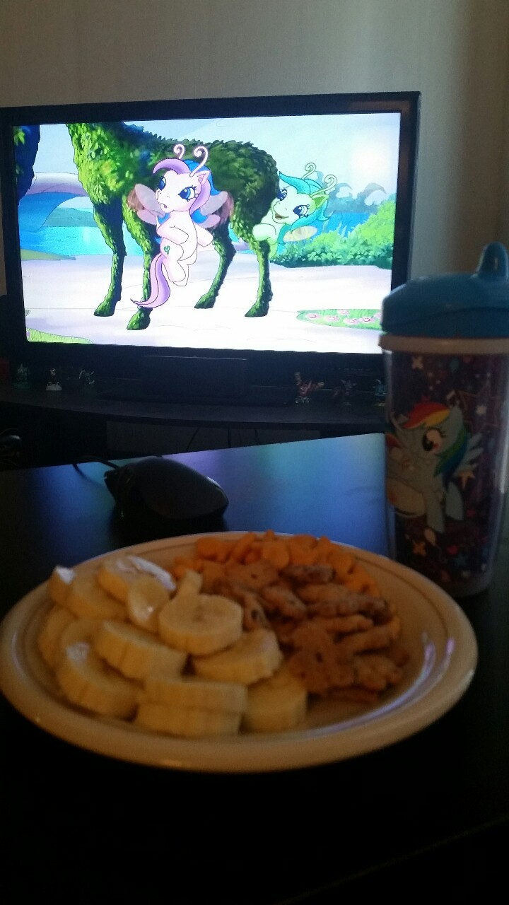 First sippy cup with some banana slices, gold fish and teddy grahms! My Little Pony