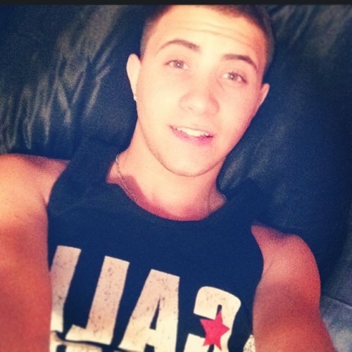 r99scapeking:  Bored in bed. #gay #gayboy #brotank #instagay 💋 