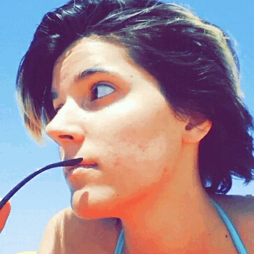qunaributts:Beach day and I’ve discovered how to make gifs with tumblr. Bask in the majesty of my wi