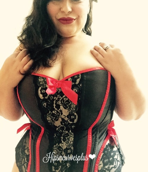 hipsncurvesplus:I love love corsets. Black and red. Love! Do you? onlyfans.com/hipsncurvespl