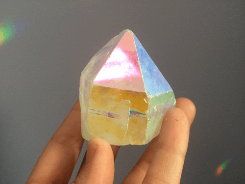 thatsthenorthstar:  mamadivaa:  Got my quartz point aurafied and now I’m obsessed 😍   @pretty-corny